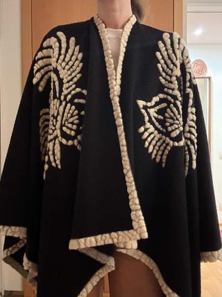 Capa Mango Lana Negra Bordada