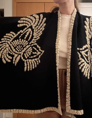 Capa Mango Lana Negra Bordada