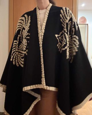 Capa Mango Lana Negra Bordada