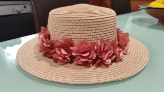 Sombrero de paja beige con flores rosas