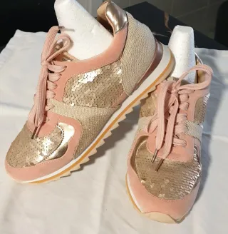 Zapatillas rosas y doradas con lentejuelas