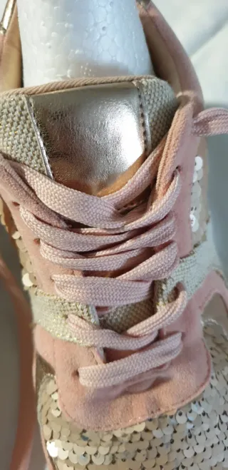 Zapatillas rosas y doradas con lentejuelas