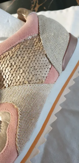 Zapatillas rosas y doradas con lentejuelas