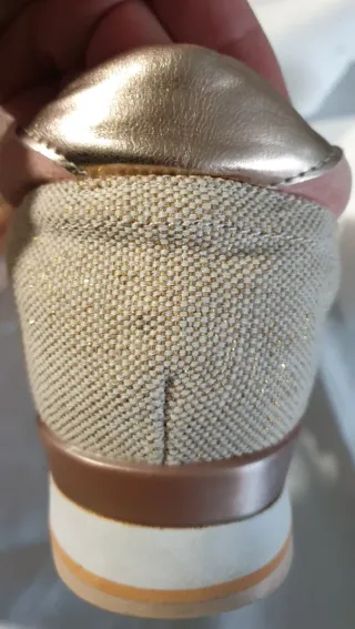 Zapatillas rosas y doradas con lentejuelas