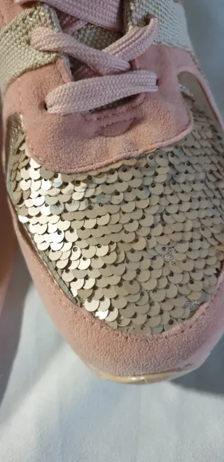 Zapatillas rosas y doradas con lentejuelas
