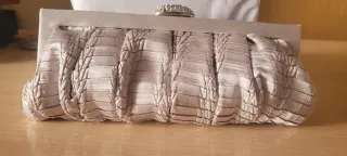 Bolso de fiesta plateado con pedrería