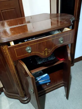 Recibidor de madera con espejo