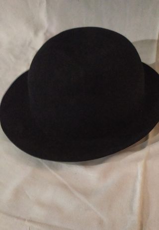 Sombrero de mujer elegante. De fieltro negro