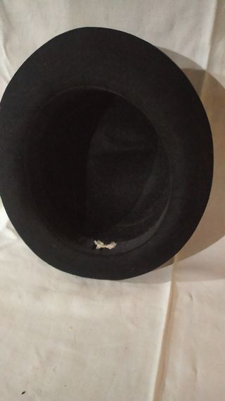 Sombrero de mujer elegante. De fieltro negro