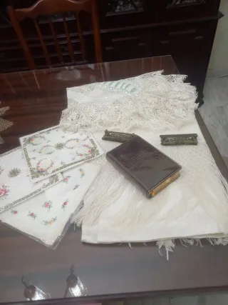 Lote: Mantel, chal, pañuelos, asas y misal