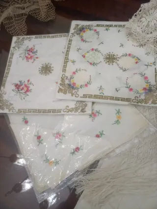 Lote: Mantel, chal, pañuelos, asas y misal