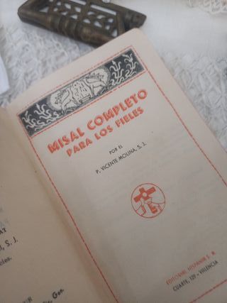 Lote: Mantel, chal, pañuelos, asas y misal