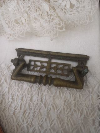 Lote: Mantel, chal, pañuelos, asas y misal