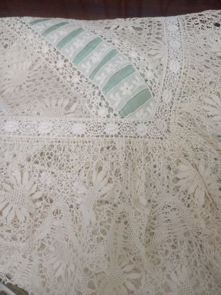 Lote: Mantel, chal, pañuelos, asas y misal