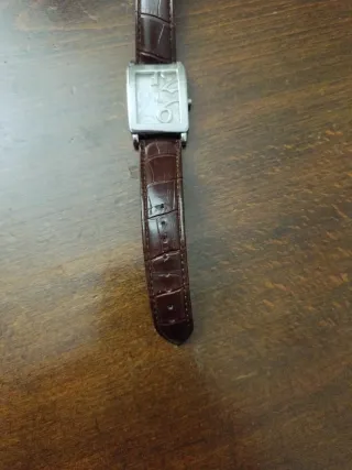 Reloj de pulsera plateado y marrón