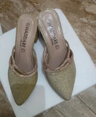 Tacones dorados Haddare talla 36
