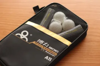 Raquetas y pelotas de ping pong.