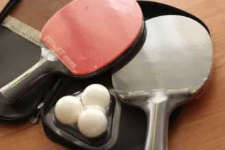 Raquetas y pelotas de ping pong.