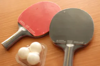 Raquetas y pelotas de ping pong.