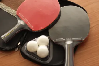 Raquetas y pelotas de ping pong.