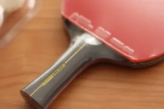 Raquetas y pelotas de ping pong.