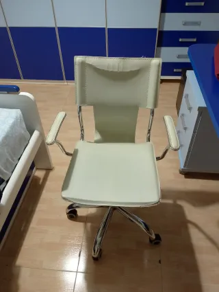 Silla de escritorio beige y plateada. Entrega en m