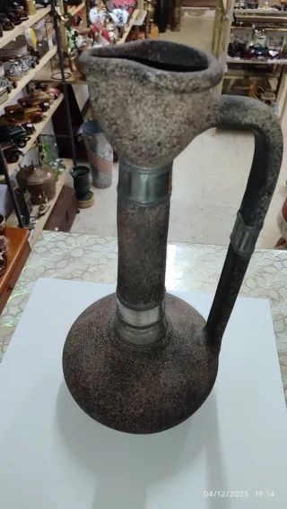 Jarrón antiguo de barro con asas