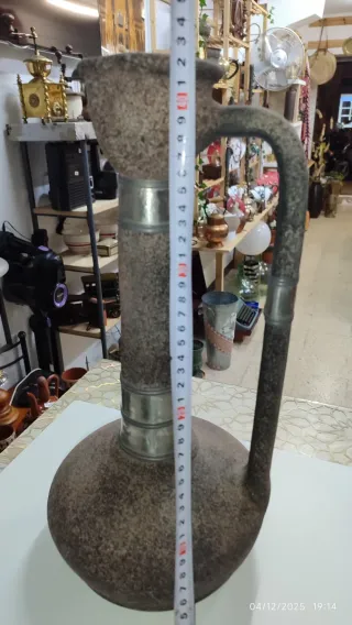 Jarrón antiguo de barro con asas