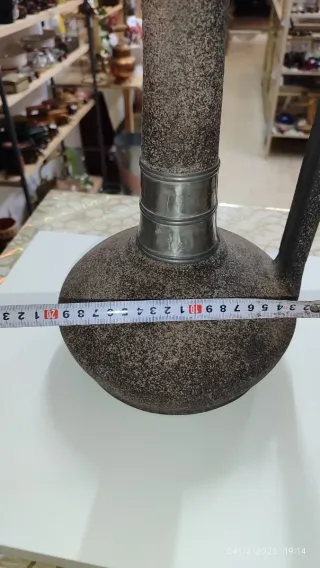 Jarrón antiguo de barro con asas