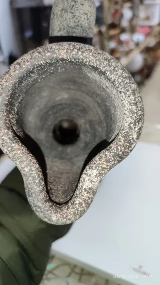 Jarrón antiguo de barro con asas