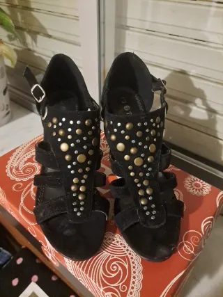 Sandalias negras con tachuelas doradas