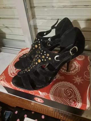 Sandalias negras con tachuelas doradas