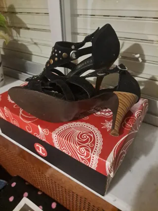 Sandalias negras con tachuelas doradas