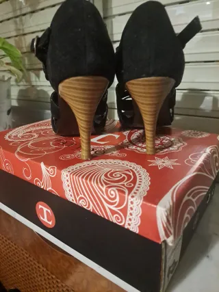 Sandalias negras con tachuelas doradas