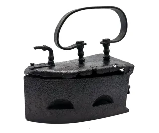 Plancha antigua de carbón de hierro forjado