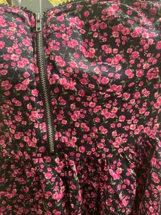 Vestito corto floreale nero e rosa