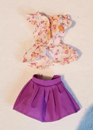 Muñeca Barbie morena con vestido morado