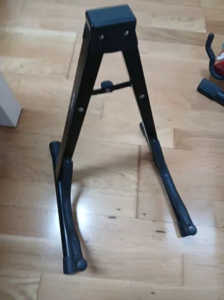 Guitarra pie, afinador y cejilla