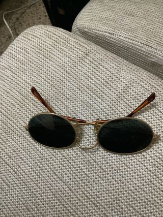 Gafas de sol doradas y marrones