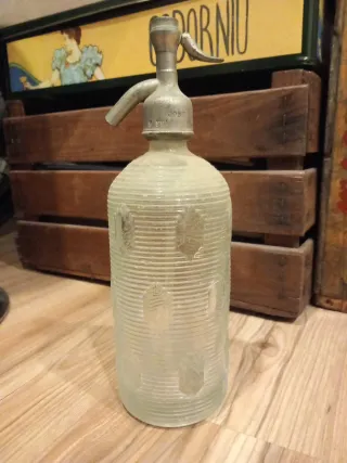 Sifón antiguo de vidrio y tapón metálico