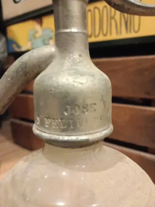 Sifón antiguo de vidrio y tapón metálico