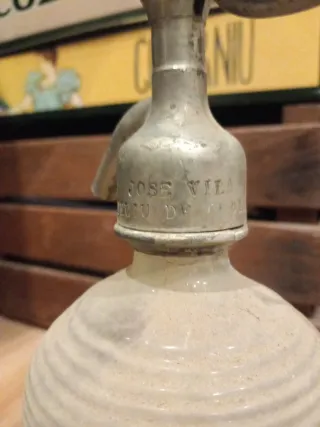 Sifón antiguo de vidrio y tapón metálico