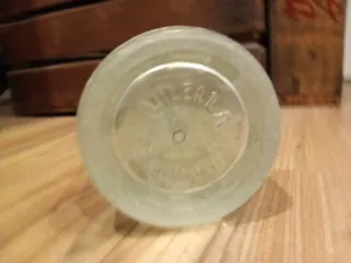 Sifón antiguo de vidrio y tapón metálico