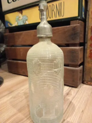 Sifón antiguo de vidrio y tapón metálico