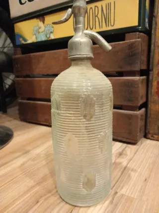 Sifón antiguo de vidrio y tapón metálico