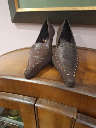 Zapatos de vestir marrones con tachuelas