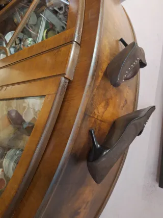 Zapatos de vestir marrones con tachuelas