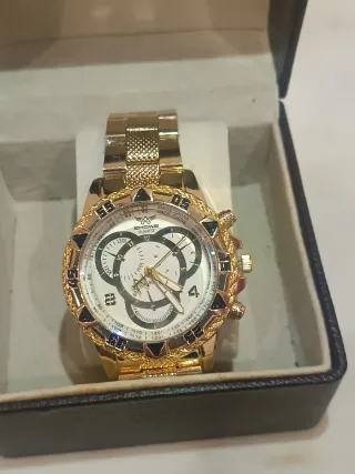 Reloj de pulsera dorado y blanco