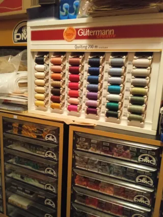 Expositor Gütermann Quilting con mas   200 Bobinas