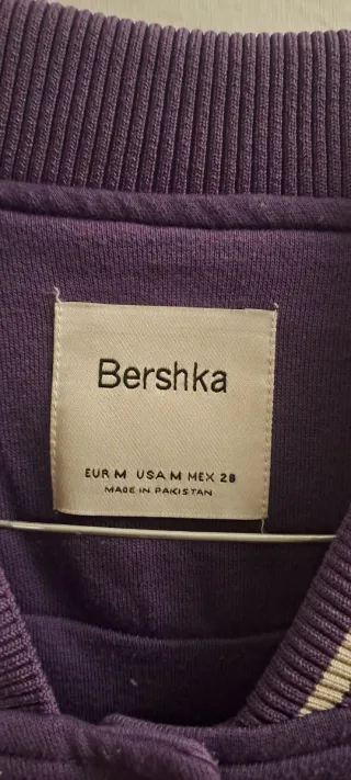 Bomber Bershka Morada con parches bisbolera